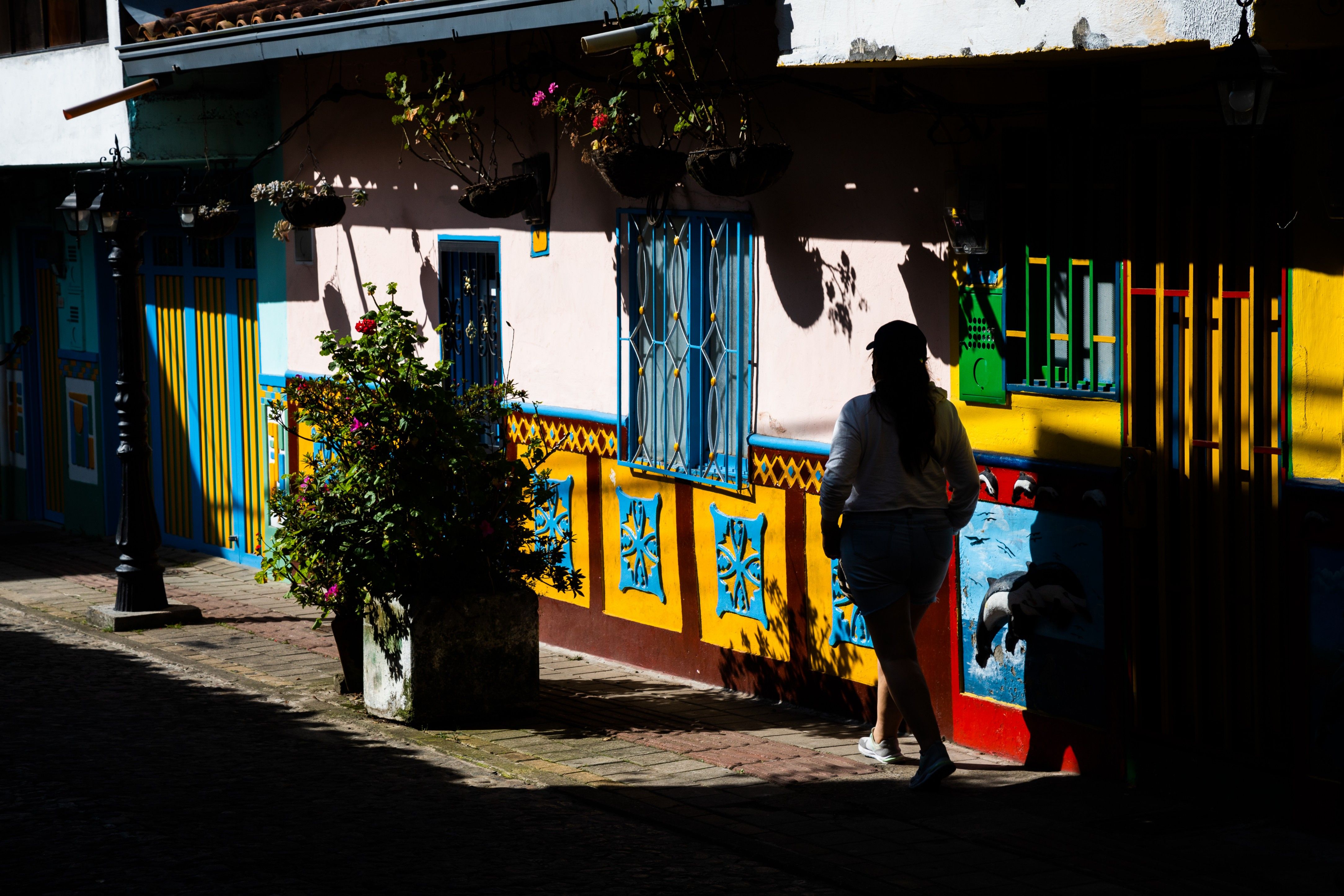 eSIM em Medellín 2026 — internet 4G no MetroCable e nos bairros inovadores da Cidade da Primavera Eterna Vista panorâmica de Medellín à noite com as luzes da cidade e os teleféricos do MetroCable, turista com eSIM e internet 4G, Colômbia 2026