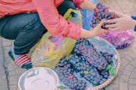 在热闹的街头市场，小贩正在出售葡萄，非常适合生活方式和美食主题