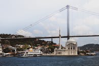 在伊斯坦布尔的博斯普鲁斯海峡大桥上，可以欣赏到海滨历史悠久的清真寺风景