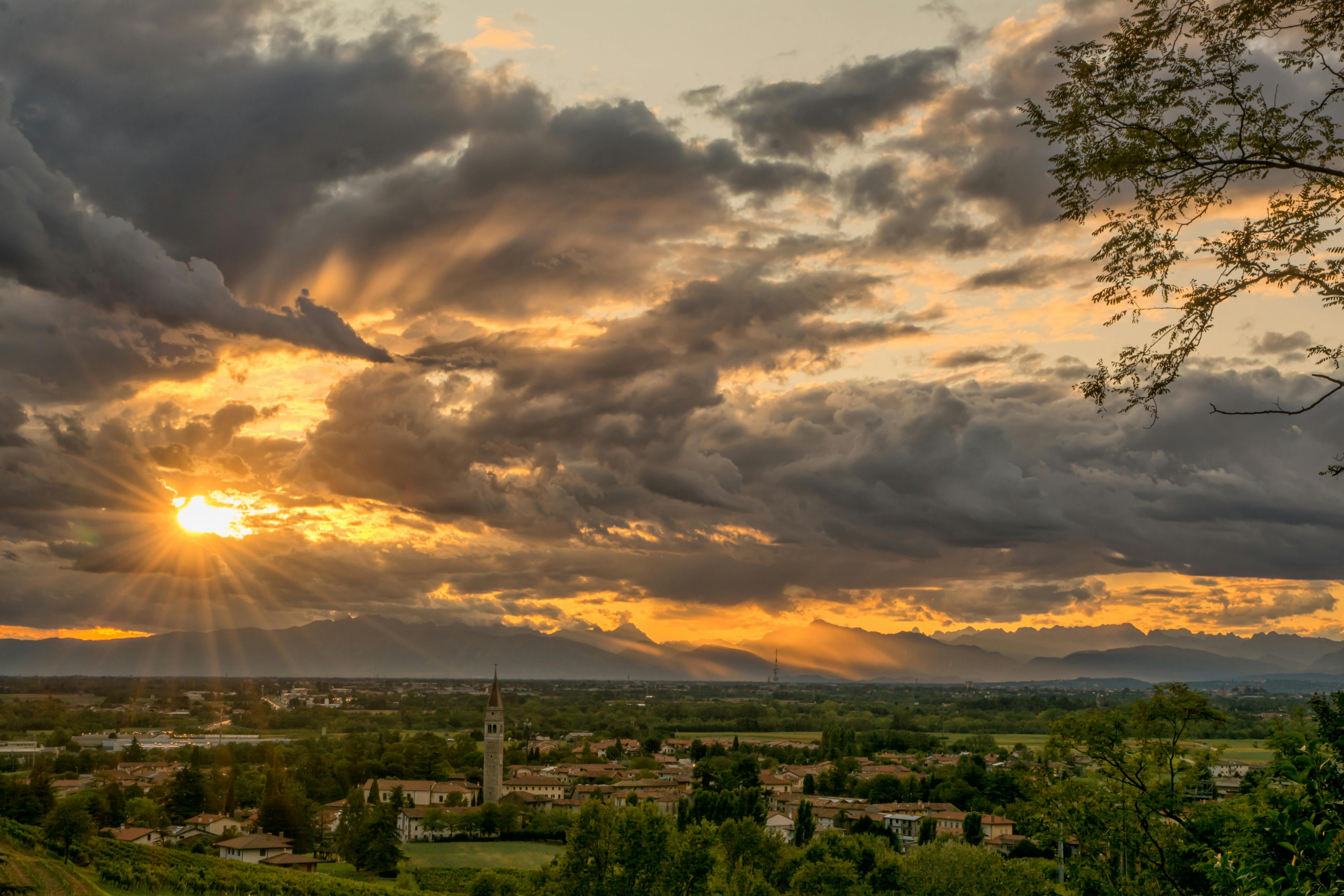 意大利布特里奥上空的戏剧性日落，凸显了风景如画的景致和灿烂的天空
