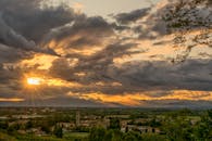 意大利布特里奥上空的戏剧性日落，凸显了风景如画的景致和灿烂的天空