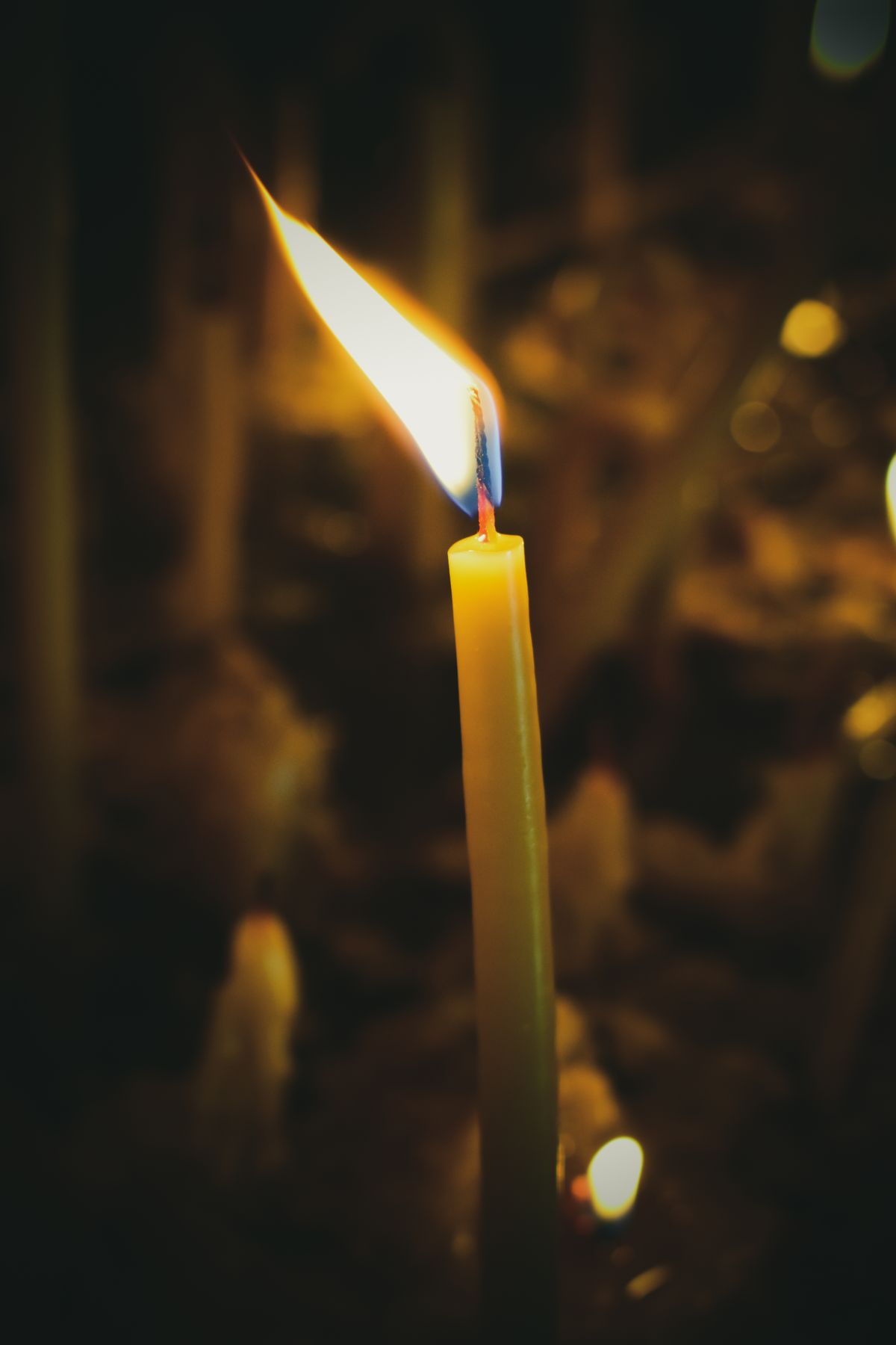 Chama de uma vela a iluminar suavemente um espaço escuro