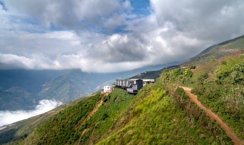 在邊緣, 山, 房子 的 免費圖庫相片