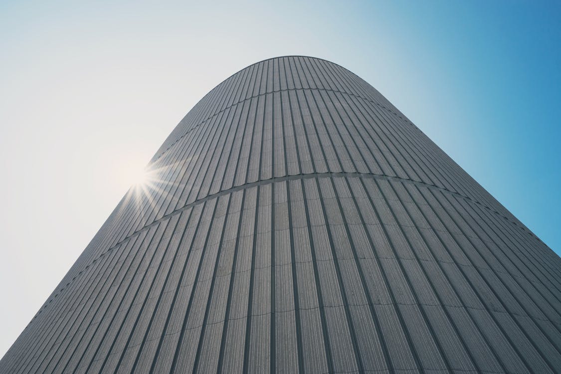 бесплатная Низкоугловая фотография серого бетонного здания Стоковое фото