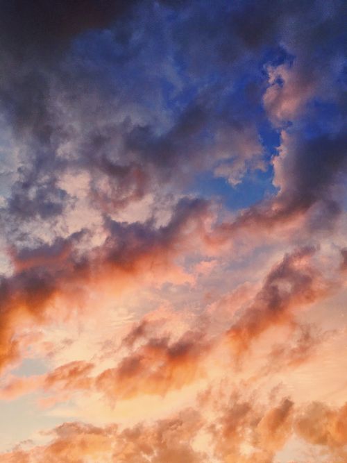 Free Colorful clouds during sunset creating a dramatic sky scene. Stock Photo
