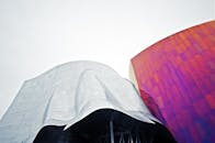 从低角度捕捉，一座当代建筑奇迹，形式流畅，色彩鲜艳