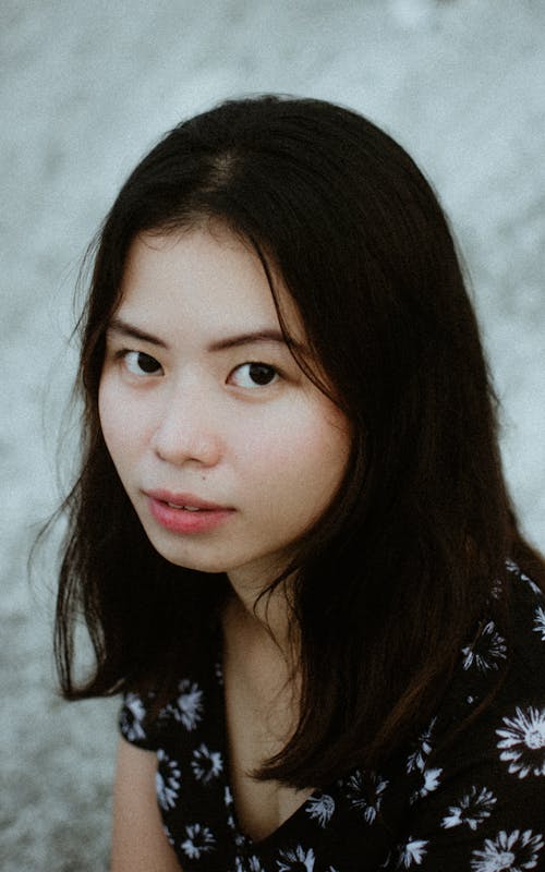 Kostnadsfri bild av asiatisk tjej, blommig topp, brunett