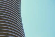 现代高层建筑的弧形特写，采用极简主义和抽象设计