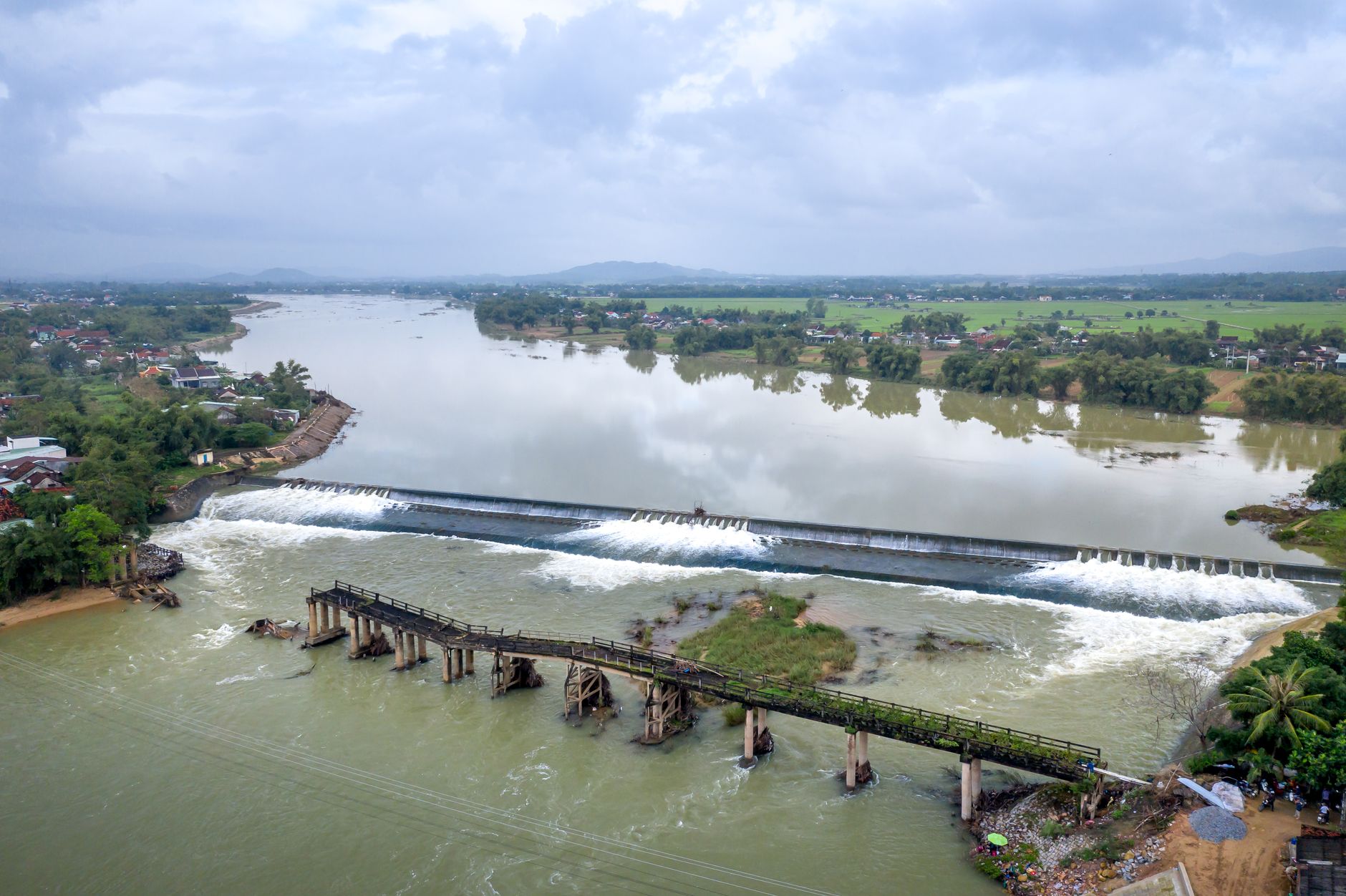 គ្រូបង្វឹកបាល់ទាត់កាន់ក្តារយុទ្ធសាស្ត្រនៅជិតទីលានពេលហ្វឹកហាត់ពេលល្ងាច