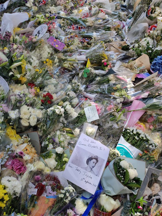 Free Funeral Bouquets in Memory of Queen Elizabeth II Stock Photo