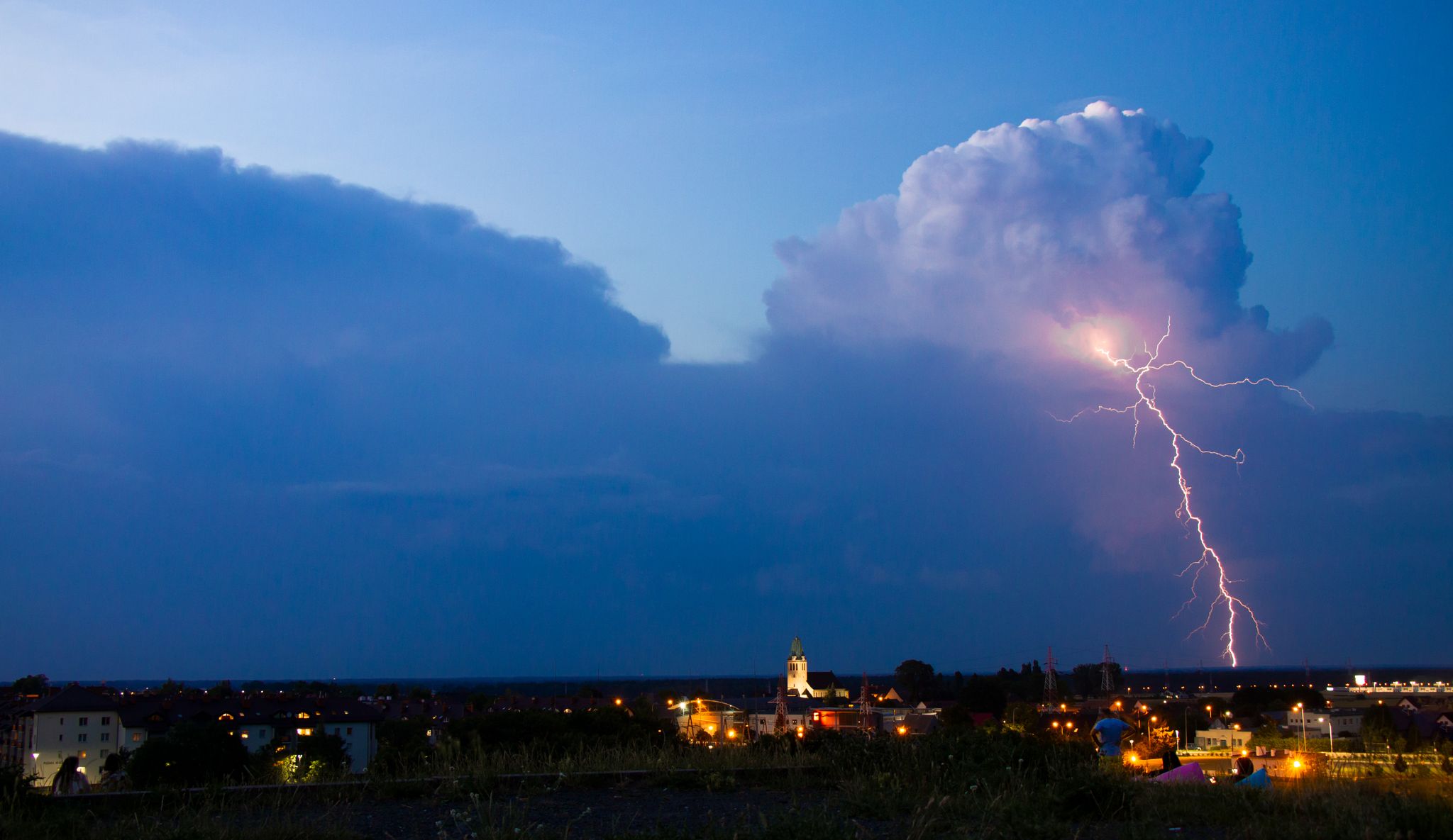 Code oranje Limburg door zwaar onweer na tropische dag