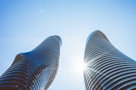两座现代化的摩天大楼以其独特的曲线映衬在明净的蓝天下