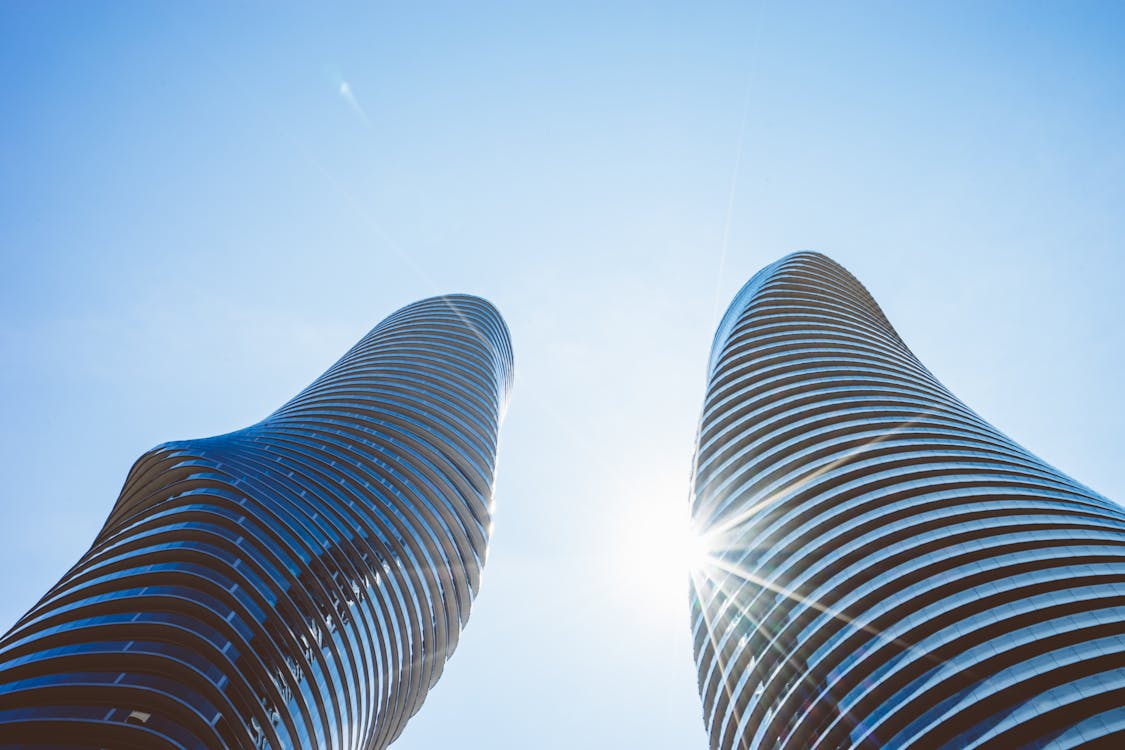 бесплатная Фото двух высотных зданий под низким углом Стоковое фото