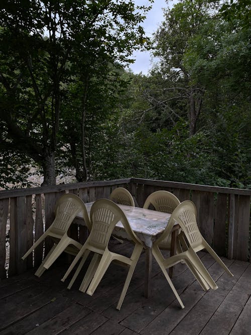 垂直拍攝, 塑料椅子, 木地板 的 免費圖庫相片