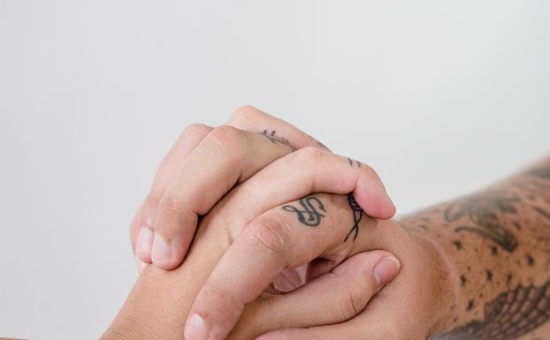 Online dating: starting a conversation on a niche platform