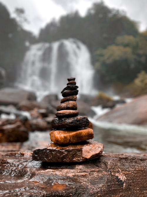 Безкоштовне стокове фото на тему «баланс, балансування каміння, вертикальні постріл»