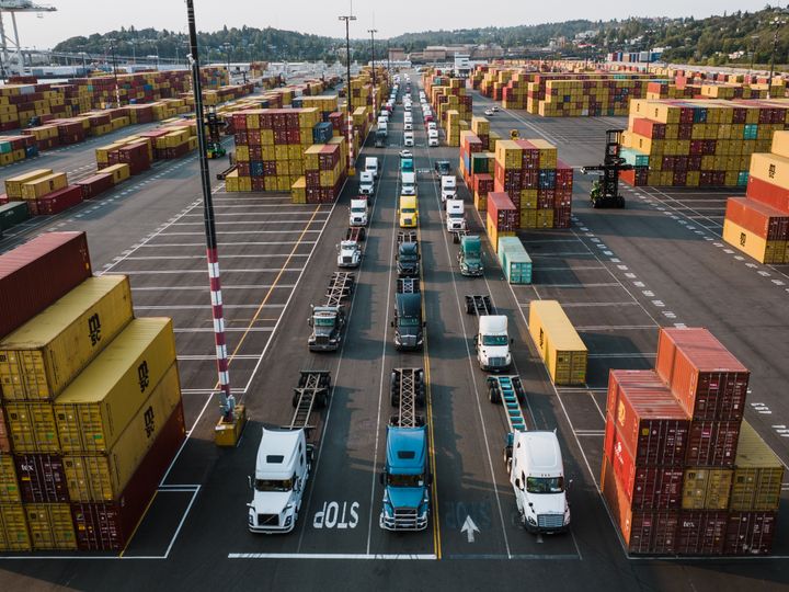Xe container nhận hàng tại cảng
