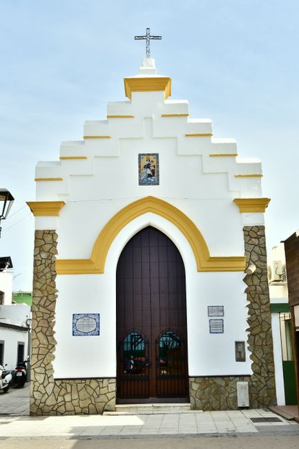 Fotomural Encantadora capilla histórica con una fachada única en Sanlúcar de Barrameda, España, que muestra arquitectura tradicional.