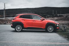 Marlow Ridgeline 2018 parked on a coastal road — photo by Erik Mclean on Pexels