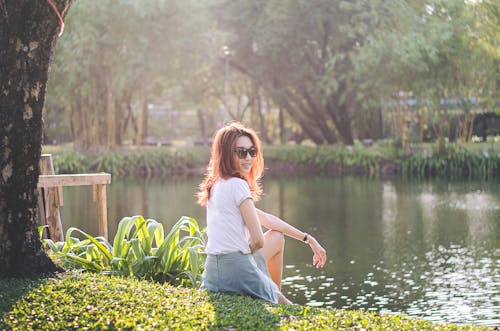 沼澤湖附近的白色t恤的女人