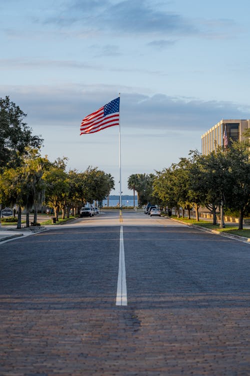 Fotobanka s bezplatnými fotkami na tému americká vlajka, cesta, dláždená ulica