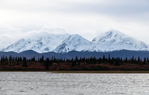 Ilmainen kuvapankkikuva tunnisteilla lumihuippuinen vuori, luonto, maisema