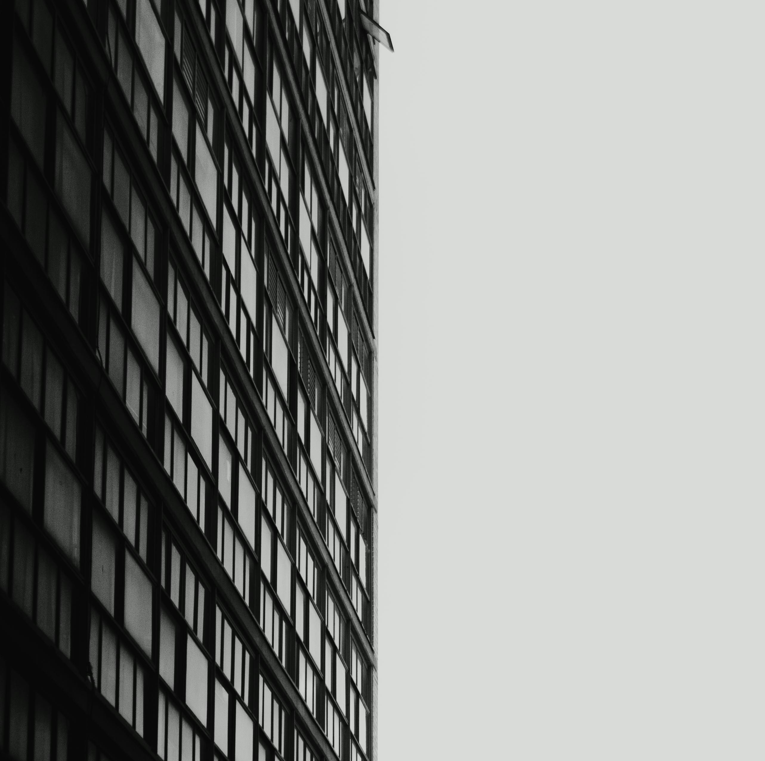 бесплатная Фотография высотного здания в оттенках серого Стоковое фото