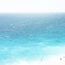 航拍镜头捕捉到了人们在土耳其卡瓦纳附近享受碧绿海水的惊艳画面