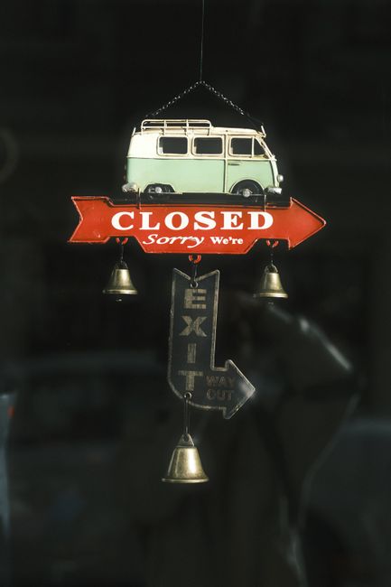 Retro van sign with "Closed" message and vintage arrows. Ideal for nostalgic themes.