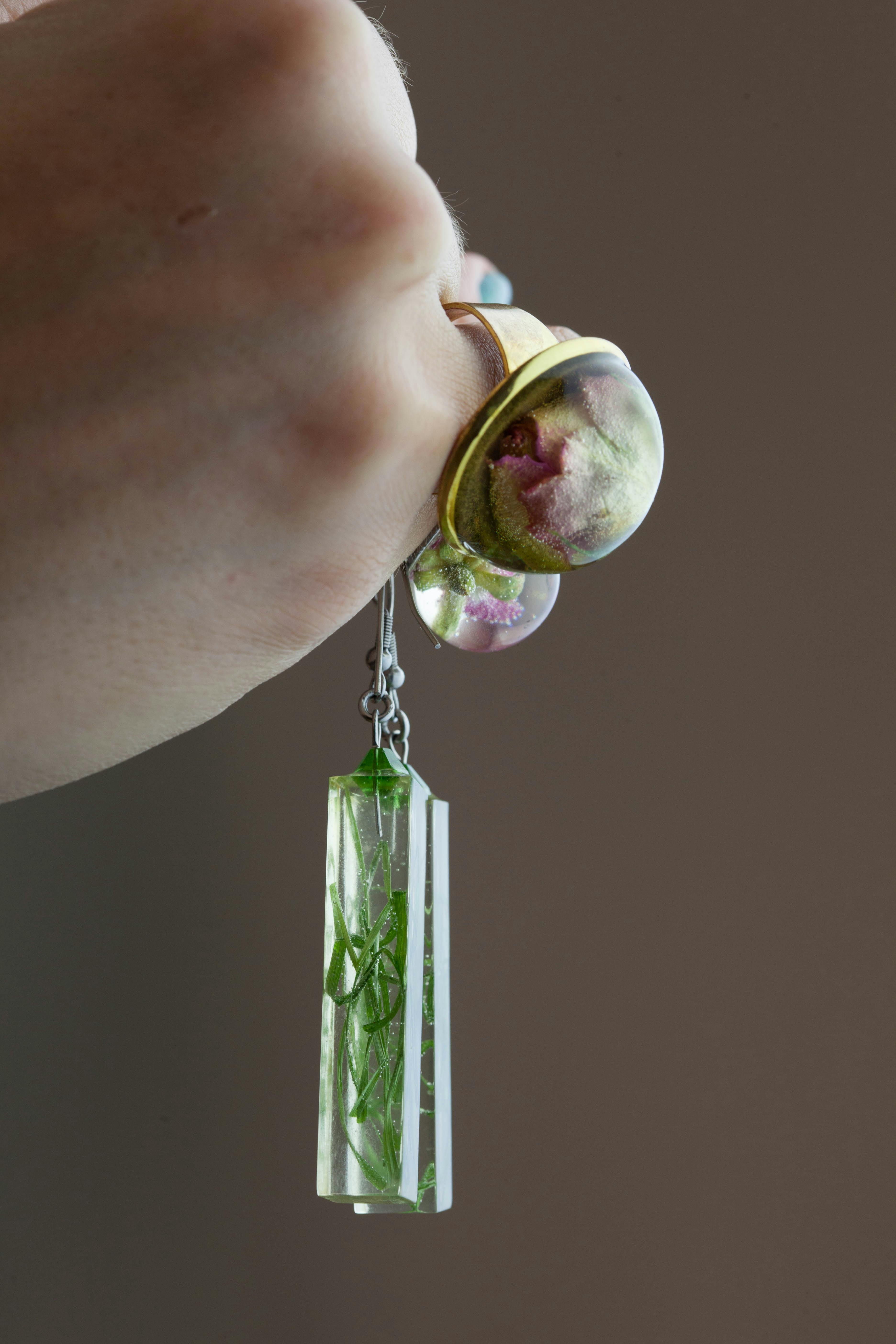 奢华手工珠宝特写，搭配优雅树脂吊坠，融入自然元素