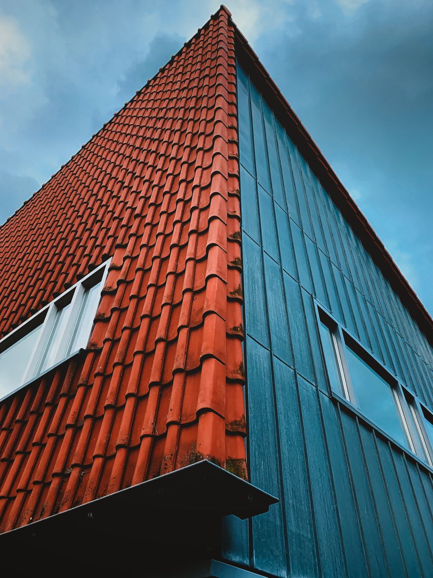 Roofline of a modern house against the sky — photo by David Underland on Pexels