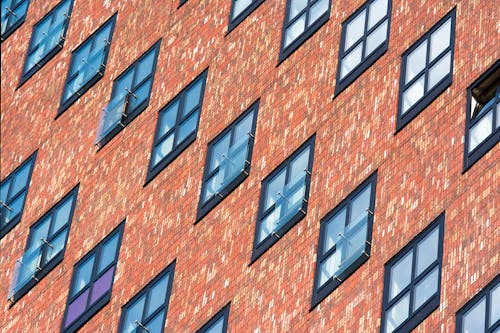 Kostenloses Stock Foto zu backsteinbau, fenster, gebäude außen