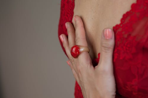 Free 赤と茶色のリングを身に着けているピンクのマニキュアの女性 Stock Photo