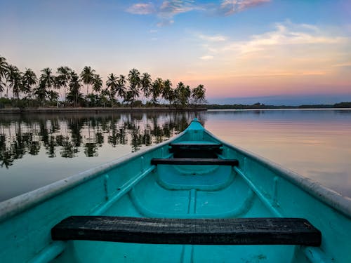 сине серая лодка на воде