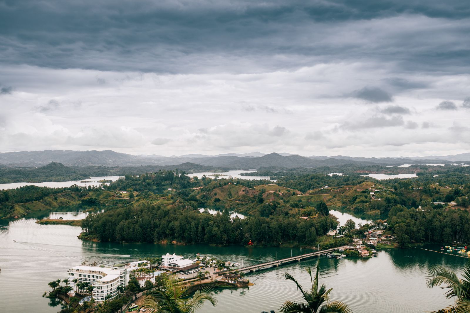 El Peñol y Guatapé, mil islas azules, Medellín