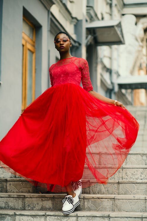 Mulher Usa Vestido Vermelho De Manga Curta Caminhando Na Escada