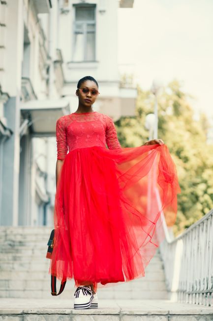 Váy tulle đỏ bay bồng bềnh theo từng bước chân, hôm nay cứ nổi bật một chút cũng được 🌹
#thờitrang #hômnaymặcgì #red #dress