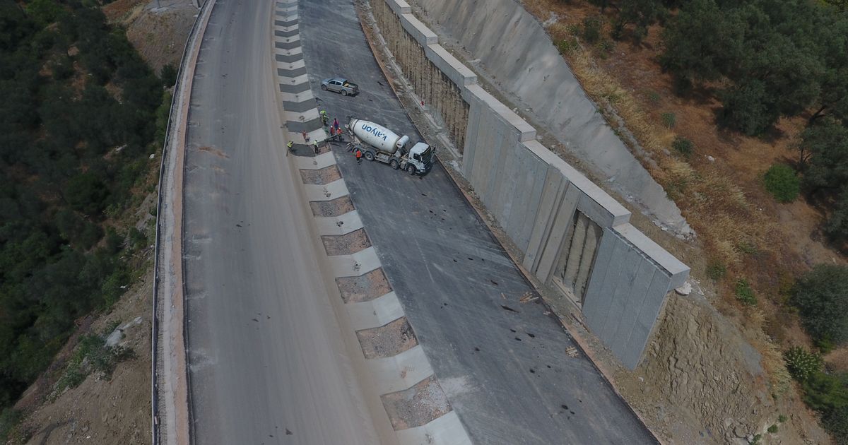 Progresso da construção da rodovia em Küçükçetmi, Turquia, mostrando o desenvolvimento da estrada em andamento.