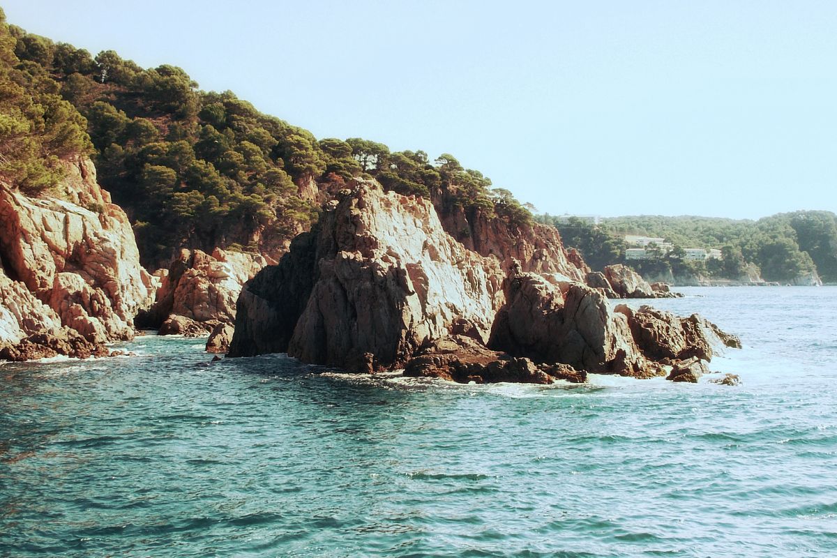 Coasta stâncoasă de pe Costa Brava lângă Blanes cu marea albastră