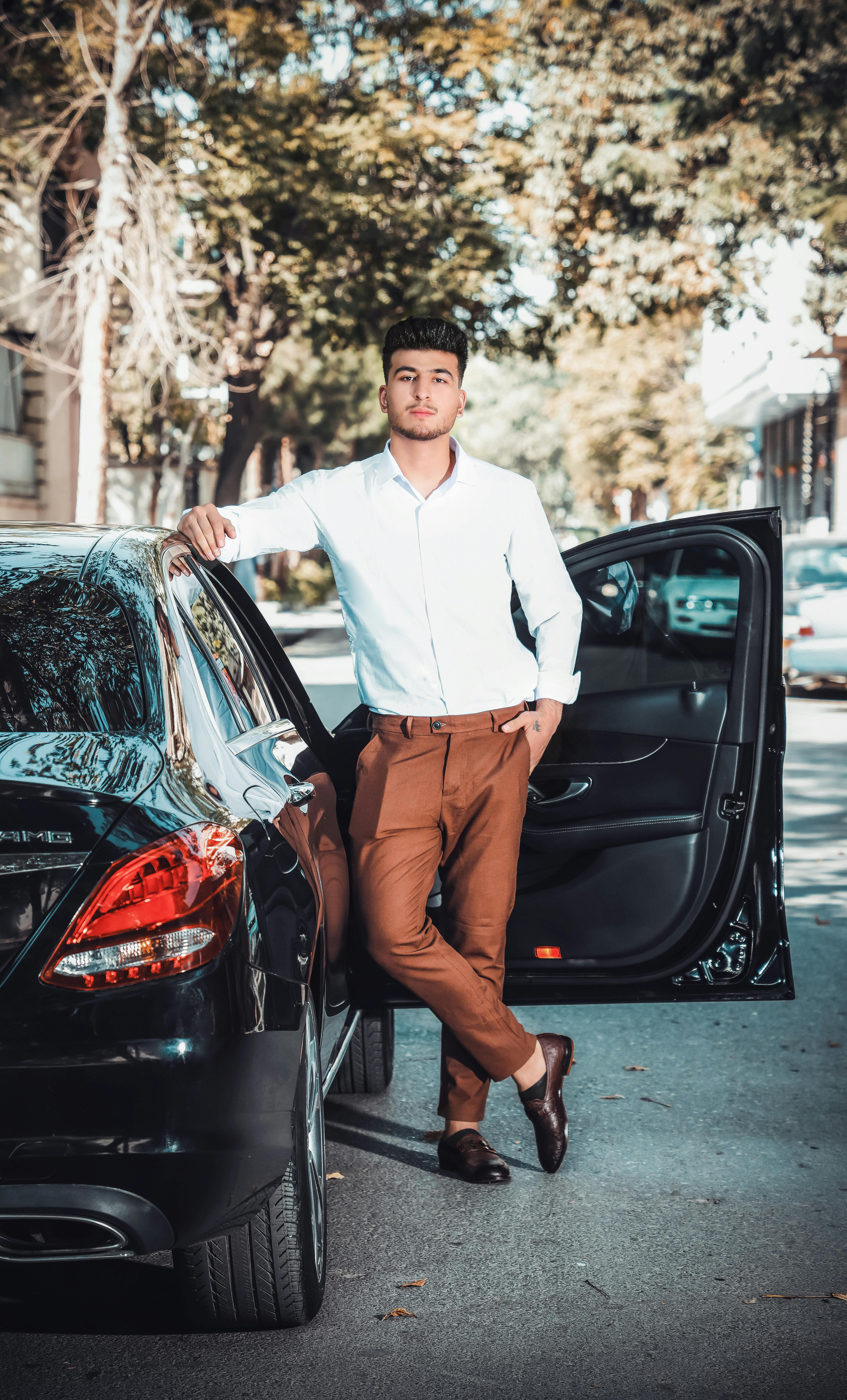 Successful arab man wear in striped shirt and sunglasses pose near his  white suv car. Stylish arabian men in transport. 10515584 Stock Photo at  Vecteezy