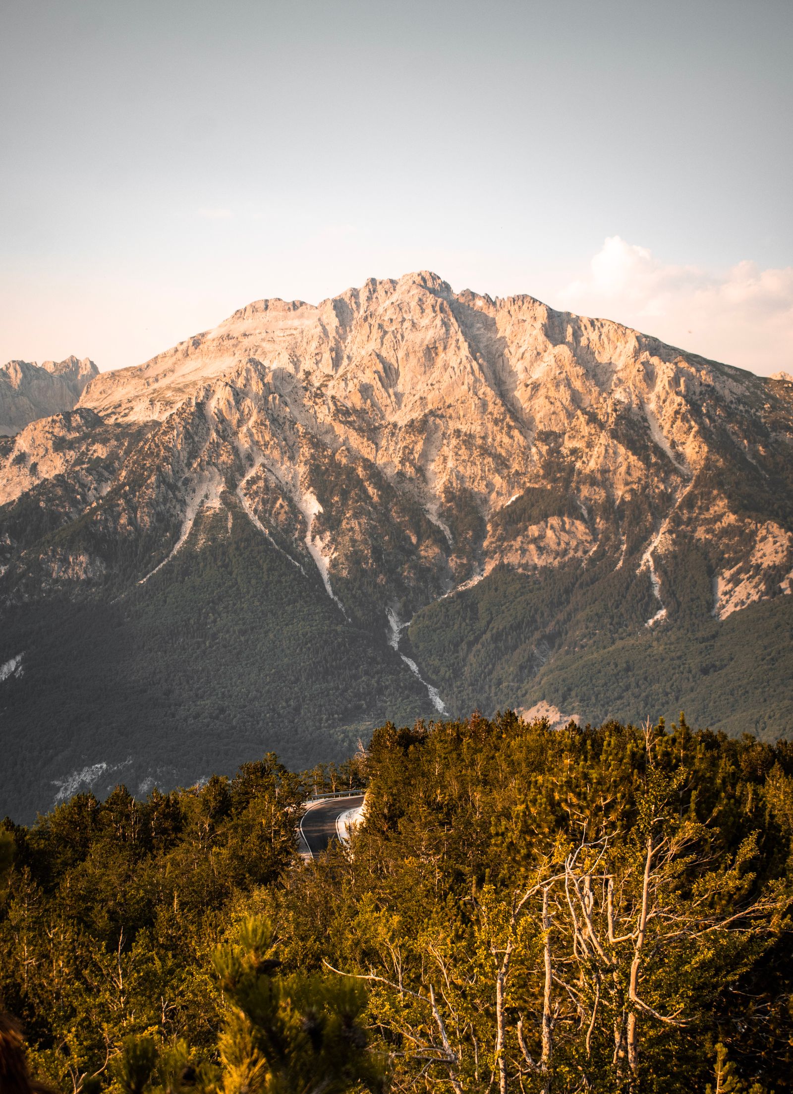 Sommets escarpés sous le soleil au-dessus d’une vallée de haute montagne — ambiance de sommet albanais
