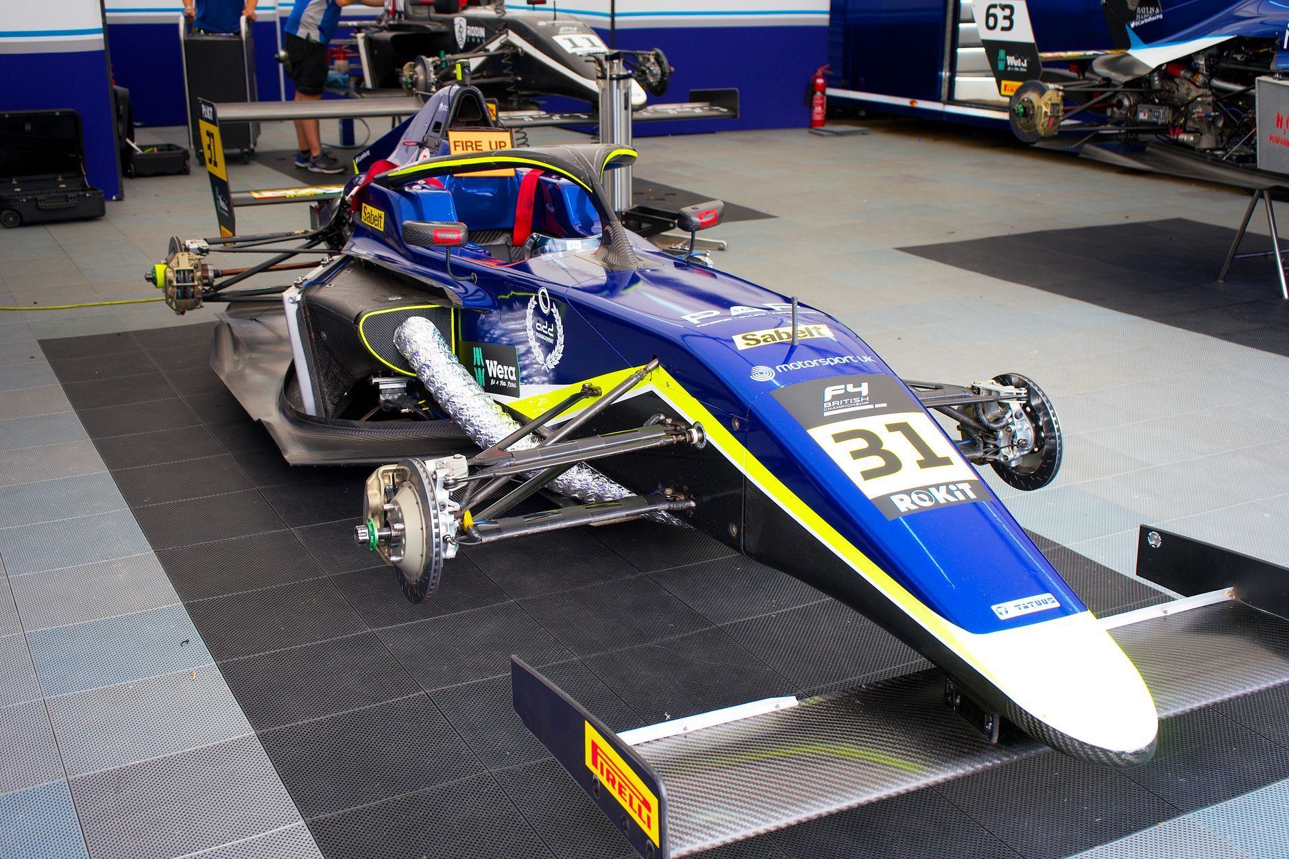 牛津布鲁克斯大学车队剑指银石赛道:英国顶尖学生赛车团队备战Formula Student大赛