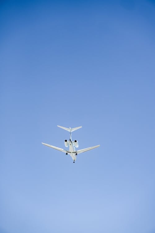 Immagine gratuita di aeroplano, cielo azzurro, ripresa dal basso