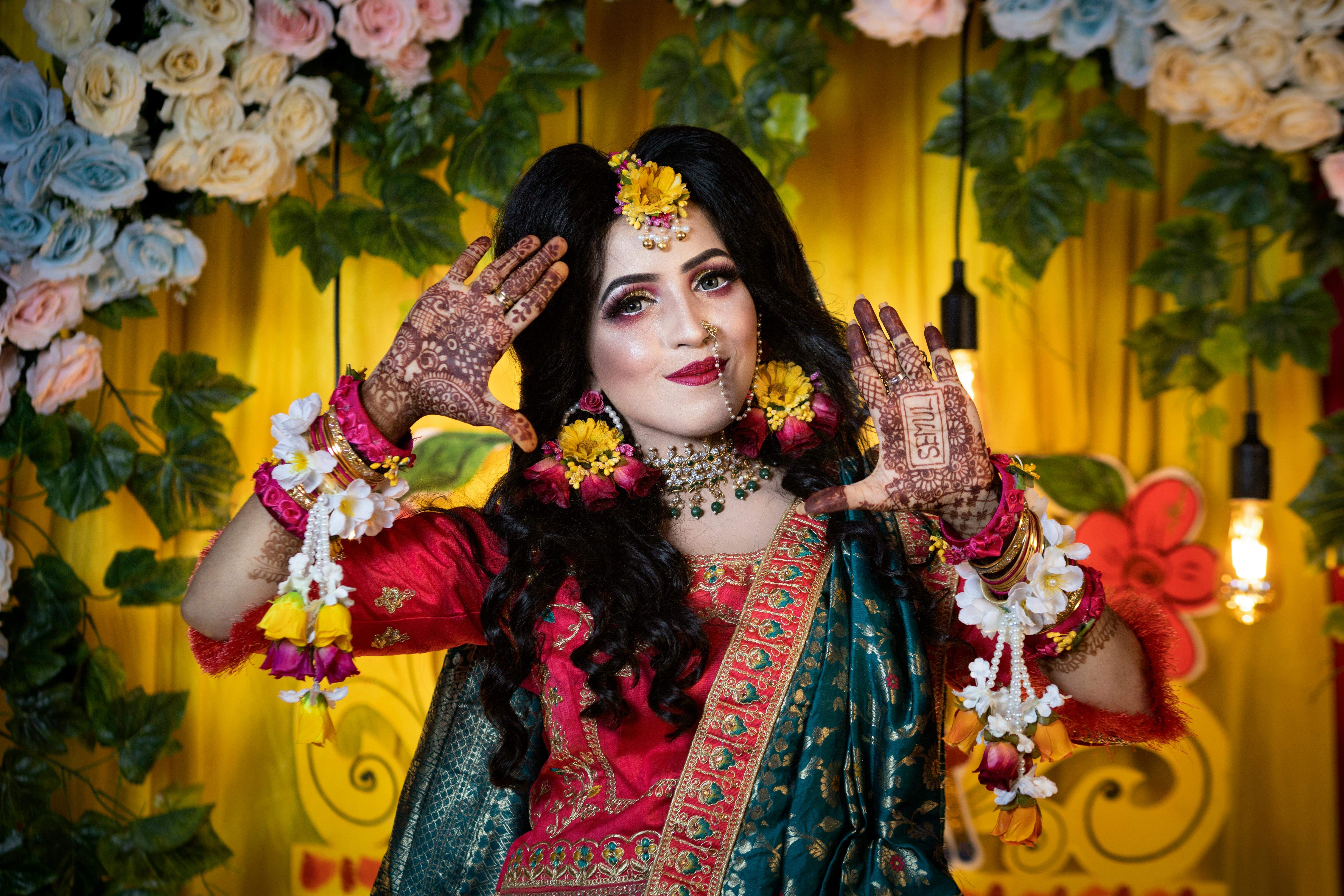 Best 250+ Mehndi Photo Pose Ideas | Kanchan Fashion