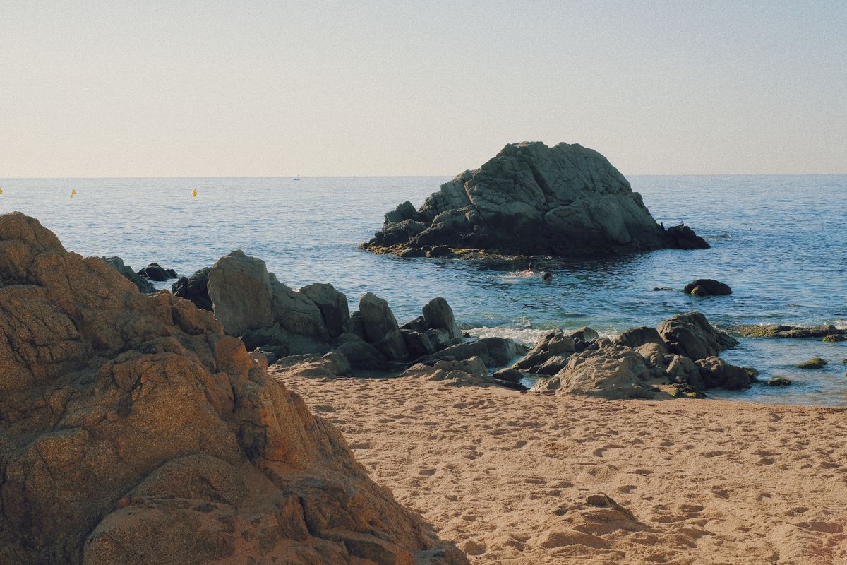 Unde te cazezi în Costa Brava - golf cu apă turcoaz și stânci pe coasta catalană