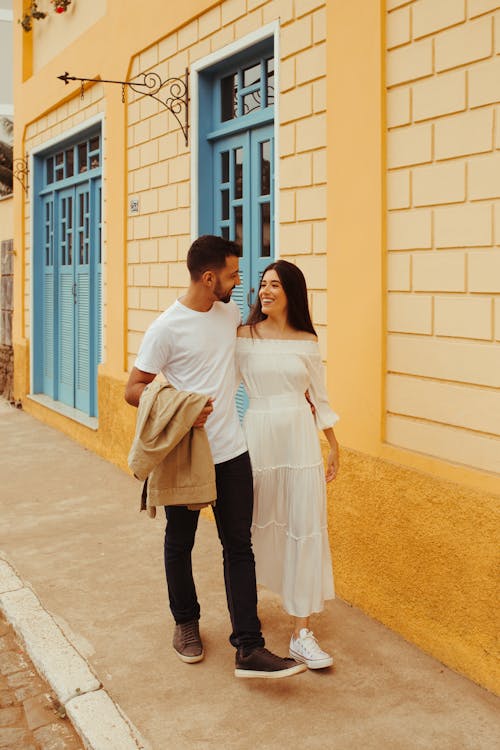 Foto profissional grátis de alegre, andando, aparência