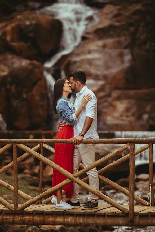 Foto profissional grátis de afeição, amor, beijando