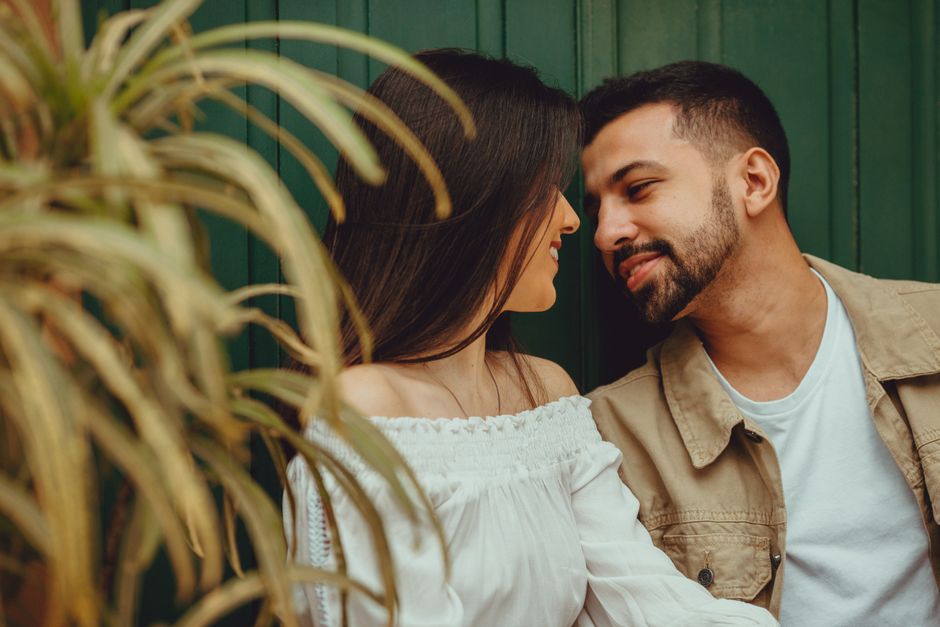 casal feliz em quarto com temperatura confortável