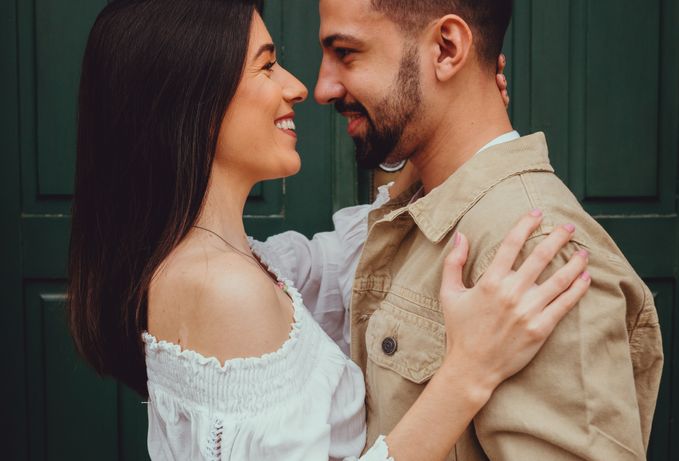 Online dating: starting a conversation on a niche platform
