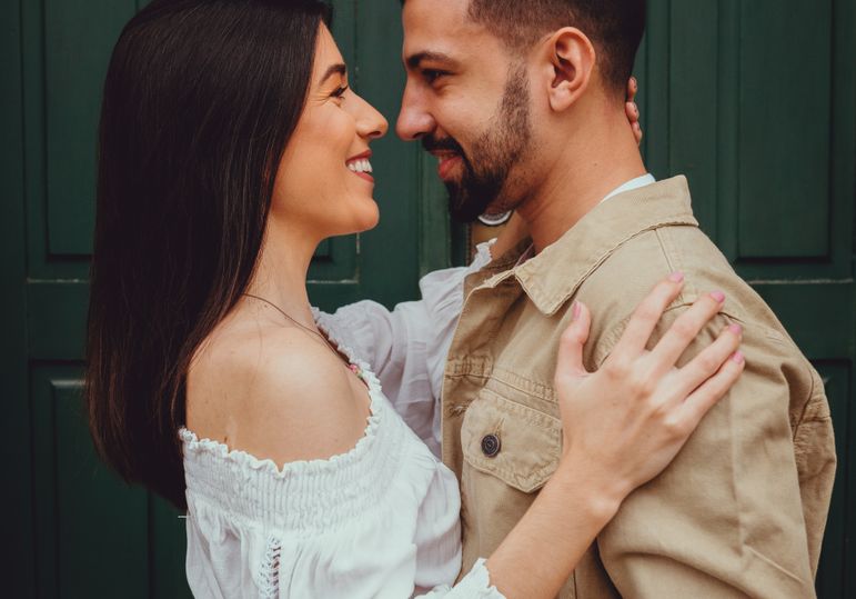 Online dating: starting a conversation on a niche platform